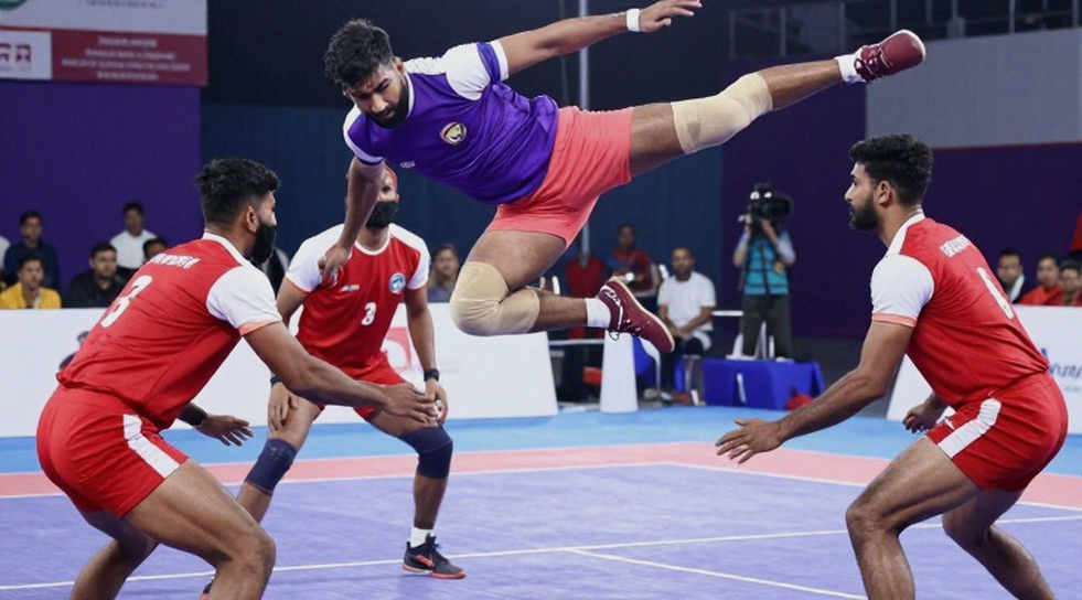 कबड्डी का असली स्कोरबोर्ड: रेड क्लॉक, खाली कुर्सियाँ और बदलता ताकत-संतुलन